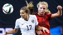 Die deutsche Nationalspielerin Tabea Kemme (r.) im Duell mit der US-Amerikanerin Tobin Heath Die deutsche Nationalspielerin Tabea Kemme (r.) im Duell mit der US-Amerikanerin Tobin Heath © picture-alliance/AP Images Fotograf: Graham Hughes