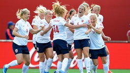 Die Norwegerinnen bejubeln den Treffer zum 1:1-Ausgleich. Die Norwegerinnen bejubeln den Treffer zum 1:1-Ausgleich. © Witters Fotograf: MarcDesRosiers