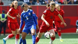 DFB-Spielerin Melanie Leupolz (r.) in Aktion gegen Pikul Khueanpet. DFB-Spielerin Melanie Leupolz (r.) in Aktion gegen Pikul Khueanpet. © Witters Fotograf: BruceFedyck