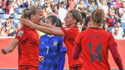 Die DFB-Spielerinnen bejubeln das Tor zum 2:0 druch Lena Petermann (l.). Die DFB-Spielerinnen bejubeln das Tor zum 2:0 druch Lena Petermann (l.). © dpa Fotograf: Carmen Jaspersen