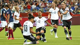 Die DFB-Spielerinnen bejubeln den Treffer zum 1:1-Ausgleich durch Celia Sasic (M.). Die DFB-Spielerinnen bejubeln den Treffer zum 1:1-Ausgleich durch Celia Sasic (M.). © imago/foto2press