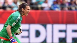 DFB-Torfrau Nadine Angerer gibt ihrer Mannschaft Anweisungen. DFB-Torfrau Nadine Angerer gibt ihrer Mannschaft Anweisungen. © dpa Fotograf: Carmen Jaspersen