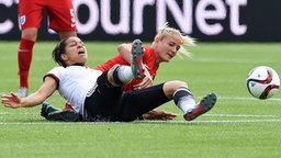 Célia Sasic (l.) kämpft gegen Katie Chapman um den Ball. Célia Sasic (l.) kämpft gegen Katie Chapman um den Ball. © dpa Fotograf: Carmen Jaspersen