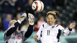 Die US-amerikanische Nationalspielerin Julie Foudy (r.) © imago/ZUMA Press