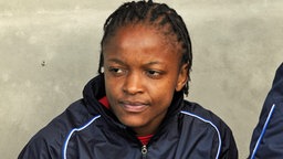 Kameruns Jeannette Yango sitzt auf der Bank.