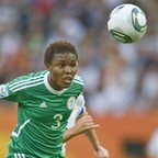 Nigerias Osinachi Ohale köpft den Ball weg.