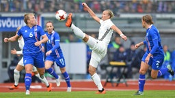 Die deutsche Fußball-Nationalspielerin Alexandra Popp (M.) im WM-Qualifikationsspiel in Island in Aktion  © imago/foto2press