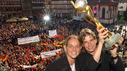 Die Weltmeisterinnen Nia Künzer (l.) und Bettina Wiegmann feiern 2003 mit den Fans in Frankfurt. © picture alliance/dpa Foto: Boris Roessler