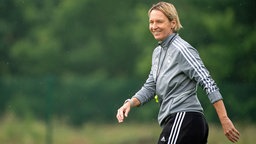 Die deutsche Fußball-Bundestrainerin Martina Voss-Tecklenburg auf dem Trainingsplatz. © dpa picture alliance Foto: Sebastian Gollnow
