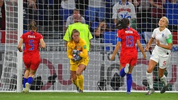 Szene aus dem WM-Spiel England gegen USA: Torhüterin Alyssa Naeher hat den Ball nach einem gehaltenen Elfmeter in den Händen. © dpa picture alliance Foto: John Walton