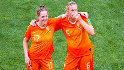 Die niederländische Fußball-Nationalspielerinnen Ellen Jansen (l.) und Anouk Dekker