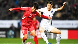 Die Südkoreanerin Kim Do-yeon (r.) und die Nordkoreanerin Sung Hyan Sim