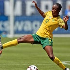 Die südafrikanische Nationalspielerin Amanda Mthandi (r.)