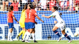 Die US-amerikanische Nationalspielerin Carli Lloyd (r.) feiert ihr Tor zum 1:0 gegen Chile © imago images / foto2press 