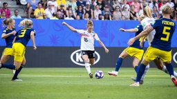 Deutschlands Linda Dallmann (M.) gegen Schweden © imago images / HMB-Media