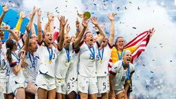 Die US-Amerikanerinnen mit dem WM-Pokal © imago images / Bildbyran 