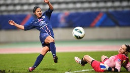 Shirley Cruz (l.), Nationalspielerin Costa Ricas, im Trikot von Paris St. Germain Shirley Cruz (l.), Nationalspielerin Costa Ricas, im Trikot von Paris St. Germain © imago/PanoramiC