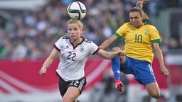 Die deutsche Nationalspielerin Tabea Kemme (l.) im Zweikampf mit der Brasilianerin Marta Die deutsche Nationalspielerin Tabea Kemme (l.) im Zweikampf mit der Brasilianerin Marta © imago/Annegret Hilse