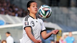 Die deutsche Fußball-Nationalspielerin Lena Lotzen Die deutsche Fußball-Nationalspielerin Lena Lotzen © imago/Jan Huebner