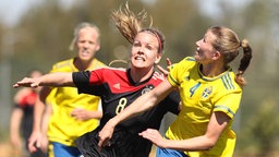 Lena Petermann (l.) im Zweikampf mit der Schwedin Emma Berglund Lena Petermann (l.) im Zweikampf mit der Schwedin Emma Berglund © imago/foto2press