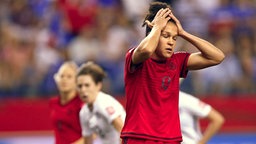 Celia Sasic fasst sich an den Kopf. Celia Sasic fasst sich an den Kopf. © picture alliance / landov Foto: Xinhua/Ding Xu