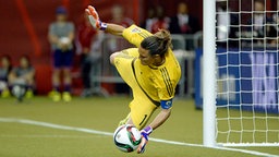 DFB-Torfrau Nadine Angerer hält den entscheidenden Elfmeter. DFB-Torfrau Nadine Angerer hält den entscheidenden Elfmeter. © Witters Foto: Eric Bolte