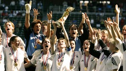 Deutschlands Frauenfußball-Nationalmannschaft bejubelt den WM-Sieg 2003 © picture-alliance/epa/dpa Foto: Brendan MacDermid