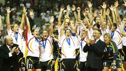 Die deutschen Fußballerinnen bejubeln den WM-Sieg 2007 © imago/Ulmer 