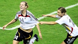 Torjubel bei den deutschen Nationalspielerinnen Simone Laudehr (l.) und Martina Müller © imago/Ulmer 