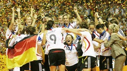 Die deutschen Fußballerinnen bejubeln den WM-Sieg 2007 © imago/Ulmer 