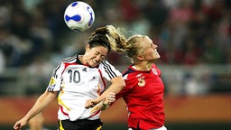 Die deutsche Nationalspielerin Renate Lingor (l.) im Duell mit der Norwegerin Solveig Gulbrandsen © imago/Ulmer 