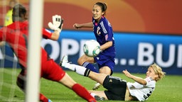 Die Japanerin Karina Maruyama (M.) erzielt den 1:0-Siegtreffer gegen Deutschland © picture-alliance/sampics 