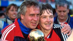 Norwegens Trainer Even Pellerud (l.) mit Hege Riise nach dem WM-Sieg 1995 © imago/Norbert Schmidt 
