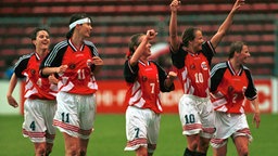 Norwegens Fußballerinnen jubeln über den WM-Titel 1995. © imago/Norbert Schmidt 