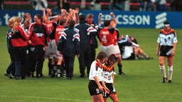 Während Norwegens Fußballerinnen über den WM-Titel 1995 jubeln, lassen die Deutschen Heidi Mohr, Patricia Brocker und Ursula Lohn (v.l.) die Köpfe hängen. © imago/Norbert Schmidt 