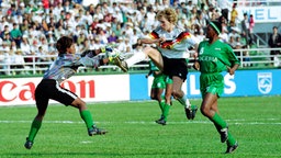 Die deutsche Nationalspielerin Heidi Mohr (M.) im WM-Spiel 1991 gegen Nigeria © picture-alliance/AFP 