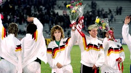 Die deutschen Fußballerinnen bei der Siegerehrung der WM 1991 in China © picture-alliance/AFP 