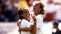 Carla Overbeck (l.) und Brandi Chastain bejubeln den Sieg der USA im WM-Finale 1999 © imago/Icon SMI 