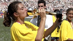 Mia Hamm küsst nach dem Finale 1999 den WM-Pokal © imago/Hoch Zwei/Sportstock 