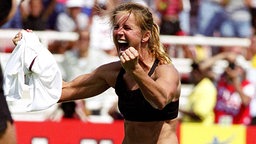 Brandi Chastain bejubelt den Sieg der USA im WM-Finale 1999 © imago/Hoch Zwei/Sportstock 