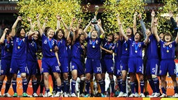 Die japanischen Fußballerinnen bejubeln den Sieg bei der WM 2011 © picture-alliance/sampics 