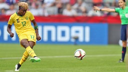 Kameruns Gaelle Enganamouit verwandelt einen Elfmeter.