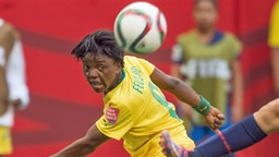 Kameruns Raissa Feudjio flankt den Ball in die Mitte.