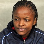 Kameruns Jeannette Yango sitzt auf der Bank.
