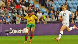 Kameruns Augustine Ejangue (l.) flankt den Ball in die Mitte.