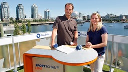 Moderator Claus Lufen und ARD-Expertin Frauenfußball, Nia Künzer in Vancouver. Moderator Claus Lufen und ARD-Expertin Frauenfußball, Nia Künzer in Vancouver. © NDR Fotograf: Thomas Luerweg