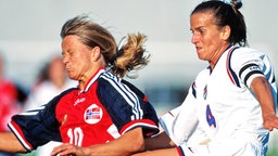 Die norwegische Nationalspielerin Linda Medalen (l.) © imago/Schmidt Foto: Norbert Schmidt