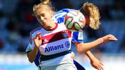 Die niederländische Fußball-Nationalspielerin Vivianne Miedema (l.) im Trikot des FC Bayern München Die niederländische Fußball-Nationalspielerin Vivianne Miedema (l.) im Trikot des FC Bayern München © imago/Lackovic