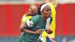 Nigerias Ngozi Okobi bejubelt einen Treffer.