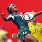 Nigerias Francisca Ordega (l.) nimmt den Ball an.